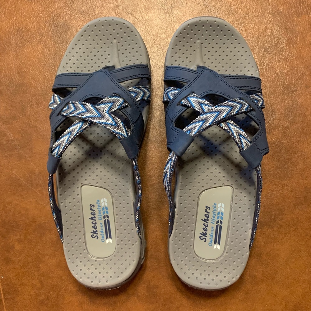 New without tags, never worn Sketchers sandals.